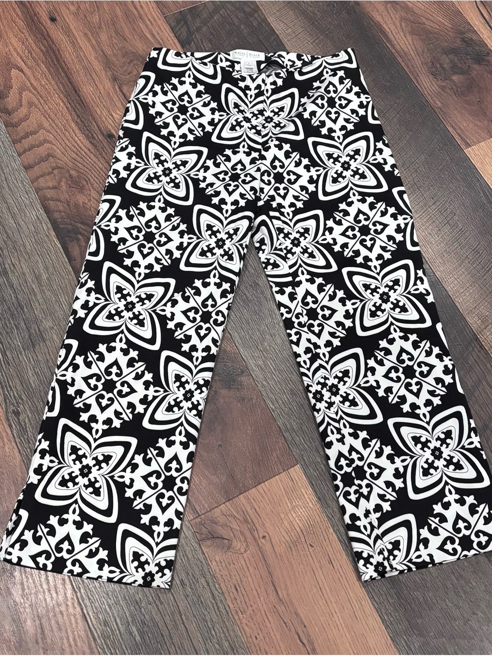 White House Black Market Black & White Floral Cropped Pants in size 2